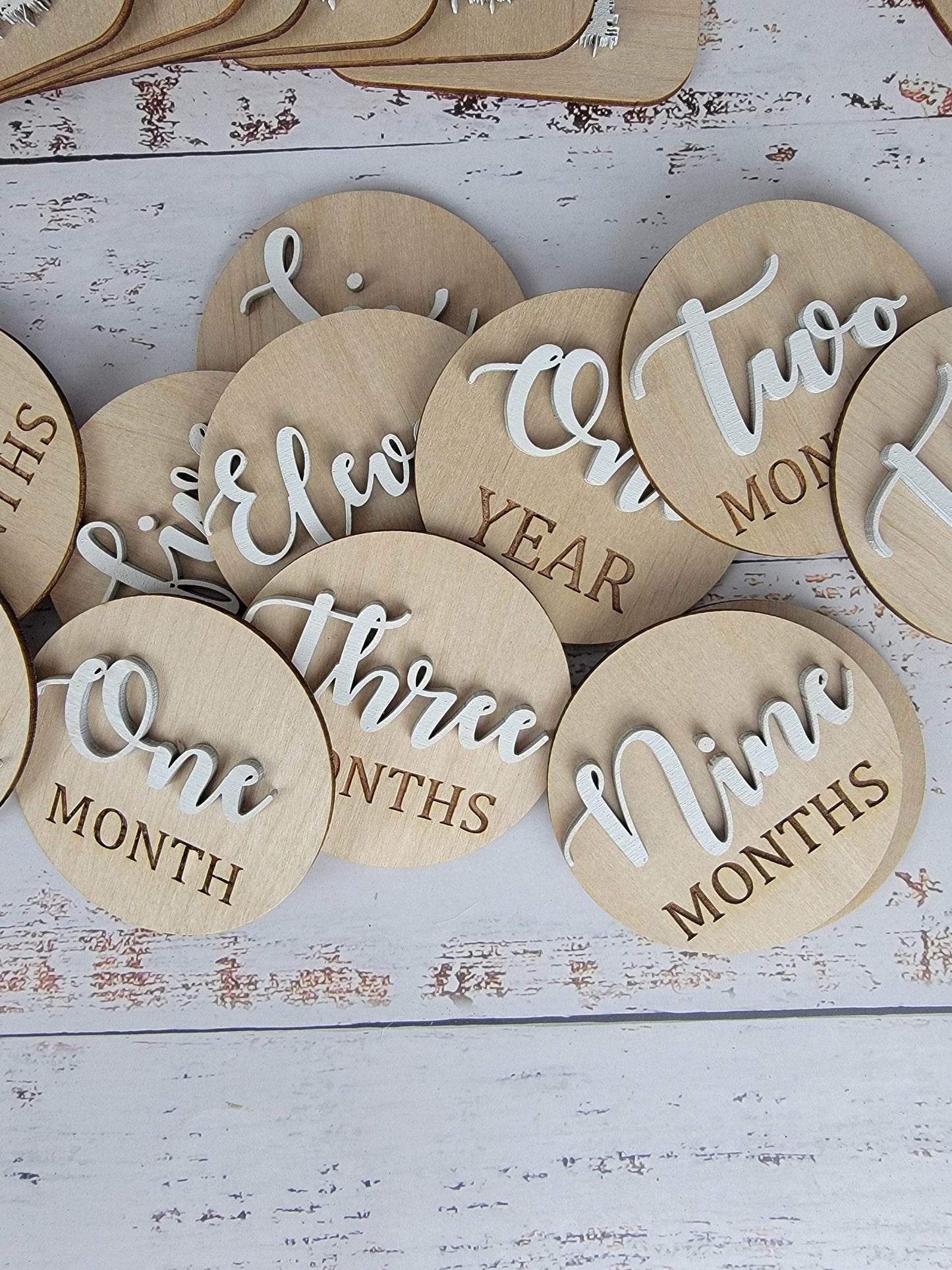 Monthly Wooden Milestone Photo Prop| Wooden Disc With Monthly Milestone for Baby Pictures| Baby Shower Gift | New Baby - EverLee Creations