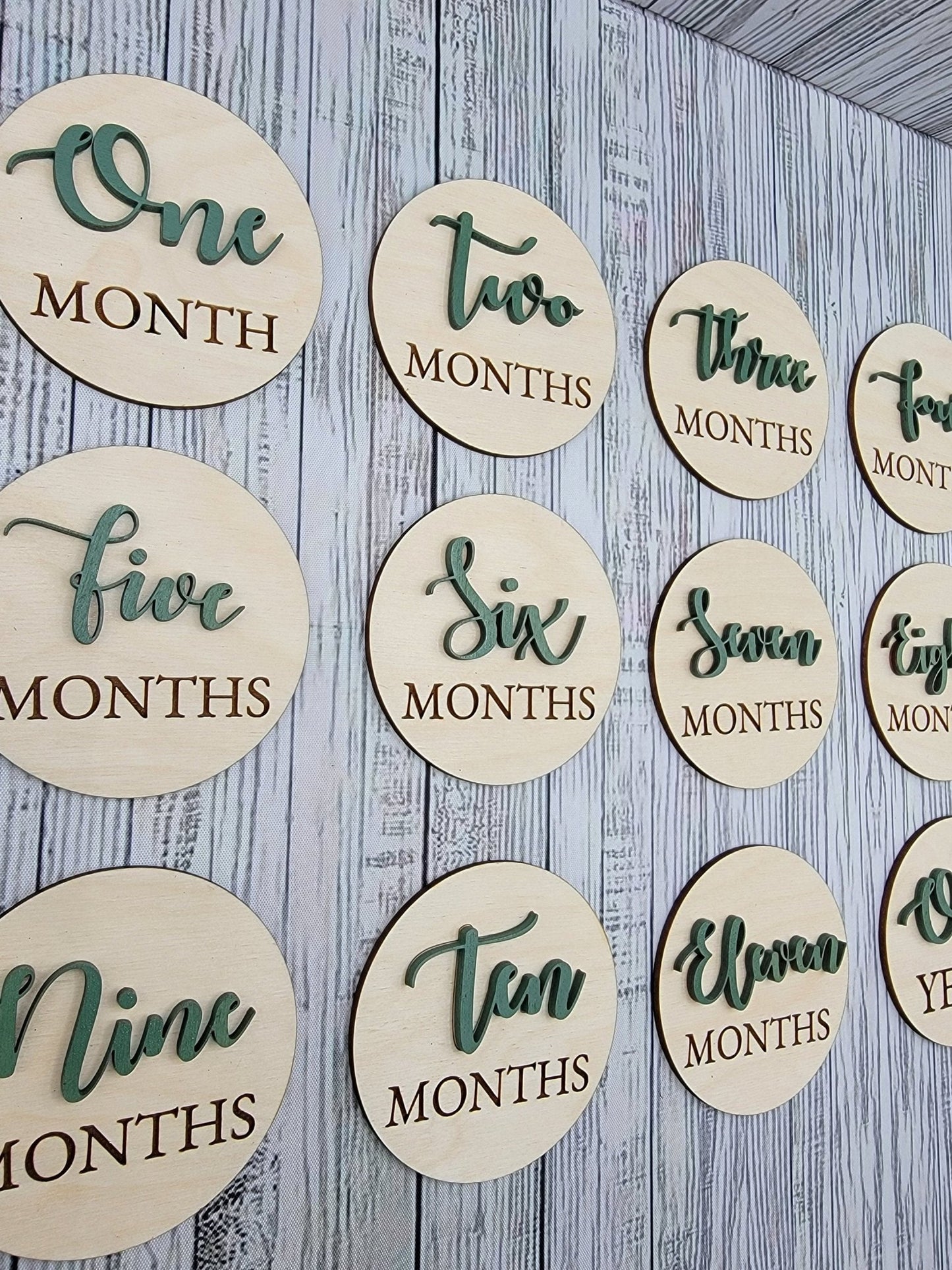 Monthly Wooden Milestone Photo Prop| Wooden Disc With Monthly Milestone for Baby Pictures| Baby Shower Gift | New Baby - EverLee Creations