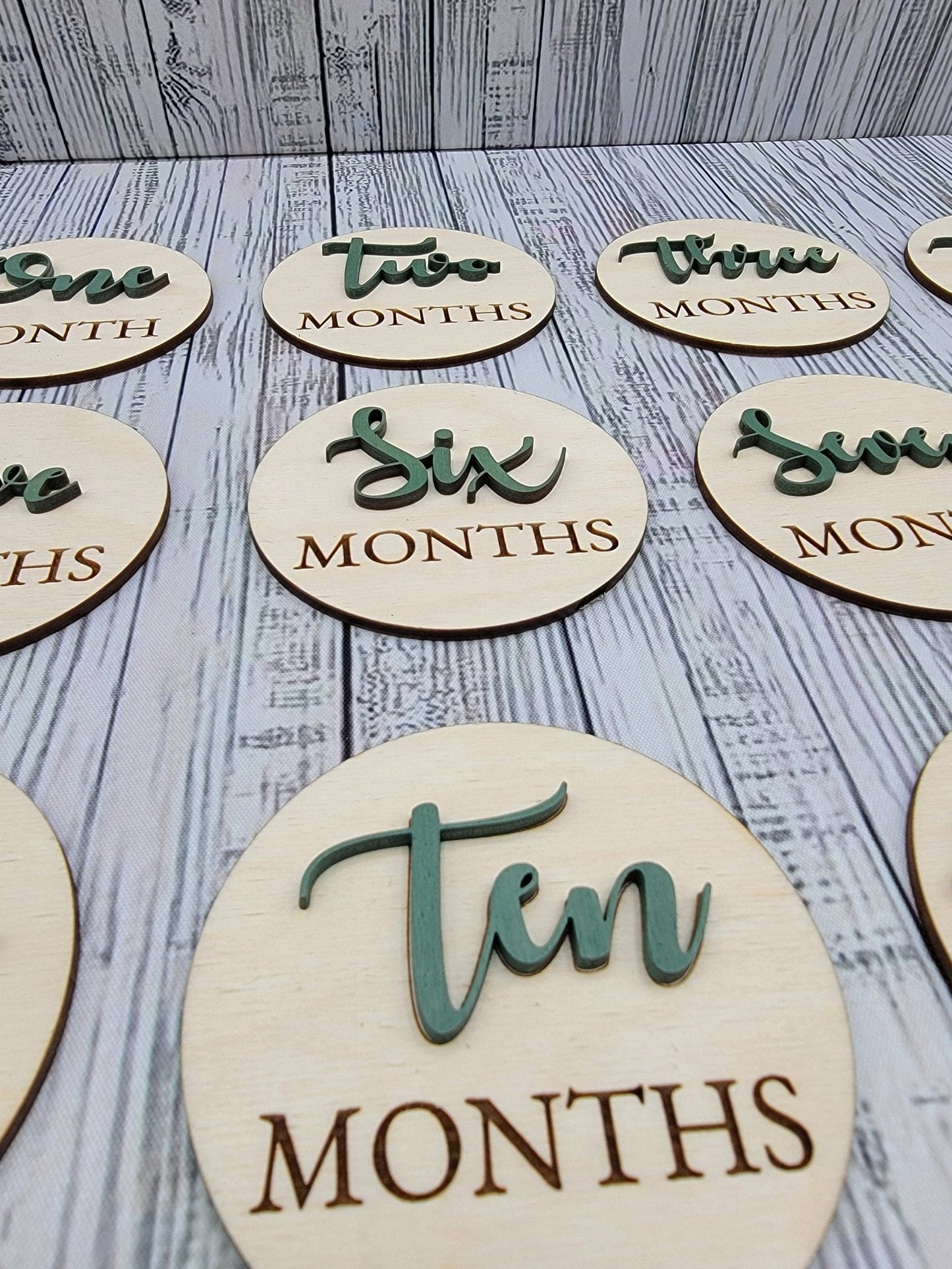 Monthly Wooden Milestone Photo Prop| Wooden Disc With Monthly Milestone for Baby Pictures| Baby Shower Gift | New Baby - EverLee Creations